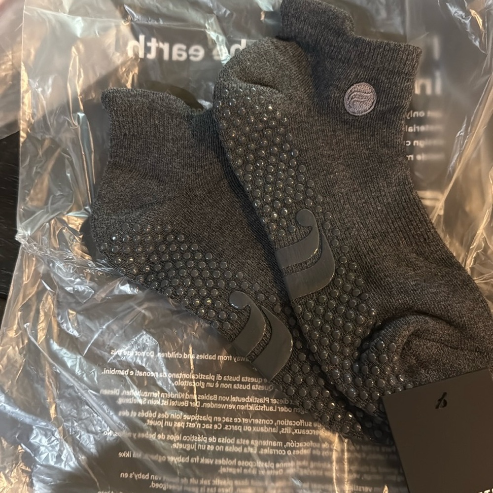 Fabletics The Powerhouse Grip Socks, sz M/L, Color Dark Gray Heather, NWT